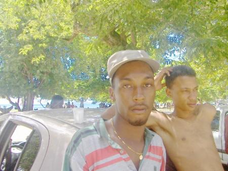jah-cure allias le moine .entrain de regarder les meufs se la pété .lol c est sa au antille