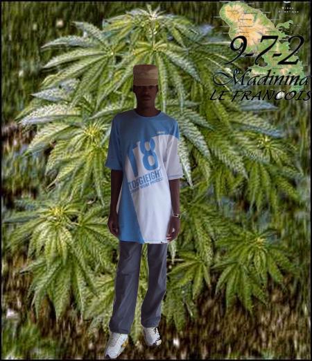 encore moi a coté de ma plante  de cannabis