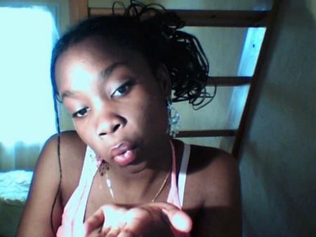 célia .un de mes contacts msn .surtout ne change pas reste comme tu es .tres charmante la meuf .lol