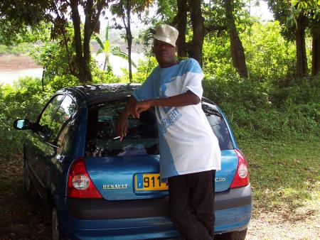 MOI SUR LA VOITURE QUE J AI EMPRUNTER LOL