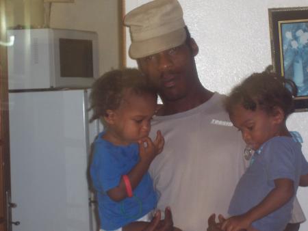 mon neveu a gauche et mon petit frere a droite  .la famille c important